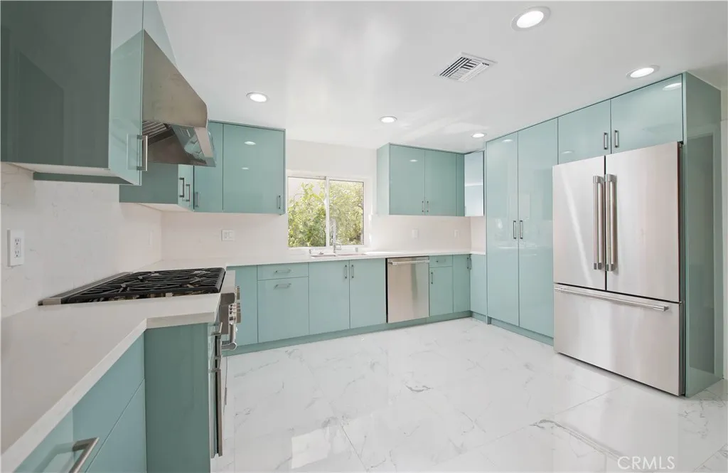 5333 Zelzah Avenue 102, Encino, California 91316 home-pic-4